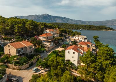 Prikaz Lumbarde s našim šarmantnim apartmanom Lumbarda i okolnim prostorom iz ptičje perspektive