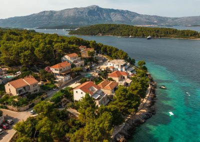 Zračni pogled na Lumbardu s našim šarmantnim apartmanom Lumbarda, uključujući terasu i zelenilo