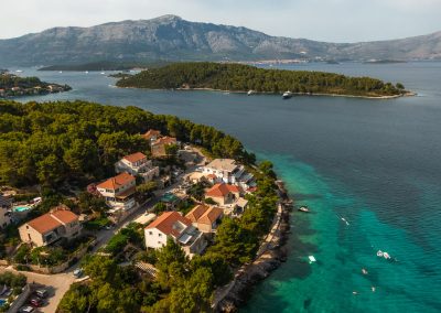 Panoramski prikaz Lumbarde s našim šarmantnim apartmanom Lumbarda i zelenim površinama