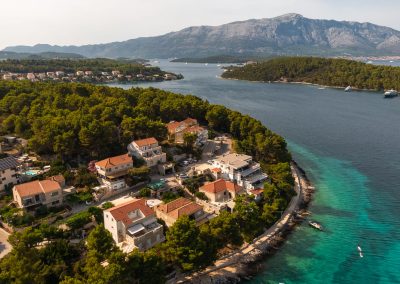 Panoramski pogled na Lumbardu s našim šarmantnim apartmanom Lumbarda i obližnjim kućama