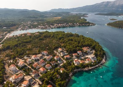 Široki pogled na Lumbardu s našim šarmantnim apartmanom Lumbarda i prirodnim okruženjem