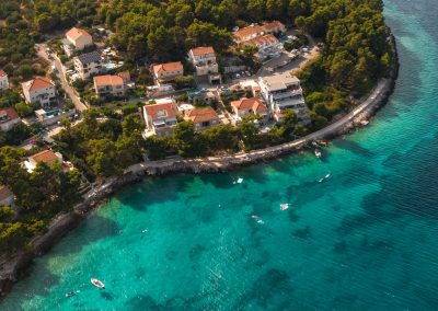 Zračni pogled na Lumbardu s našim šarmantnim apartmanom Lumbarda i okolnim kućama