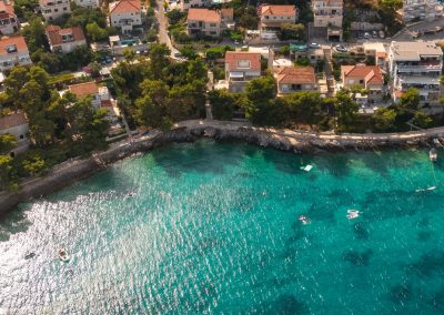 Panorama Lumbarde sa šarmantnim apartmanom Lumbarda i okolicom s terasom i biljkama