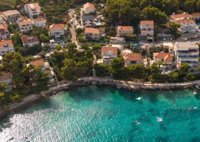 Zračni pogled na Lumbardu s našim šarmantnim apartmanom Lumbarda i okolnim zelenilom