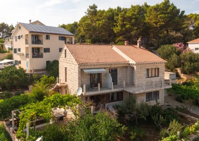 Pogled iz zraka na šarmantni apartman Lumbarda s terasom i okolišem prepunim biljaka