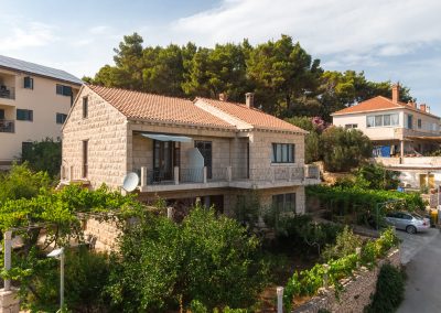 Pogled iz zraka na šarmantni apartman Lumbarda s bazenom i vrtom ispunjenim zelenilom